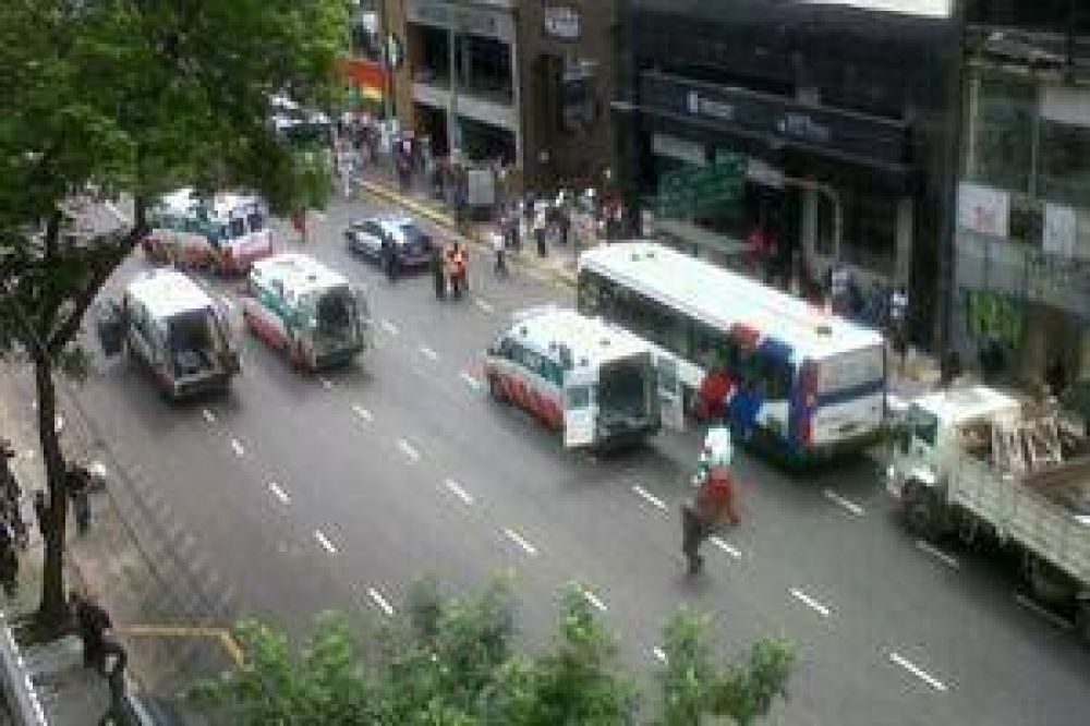 Choque entre dos colectivos y un cami�n en Callao y Santa Fe: 10 heridos