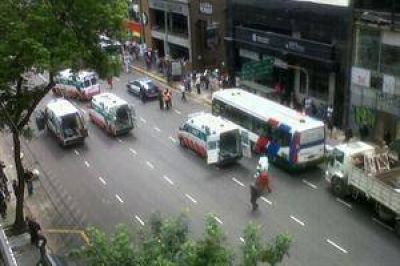 Choque entre dos colectivos y un cami�n en Callao y Santa Fe: 10 heridos