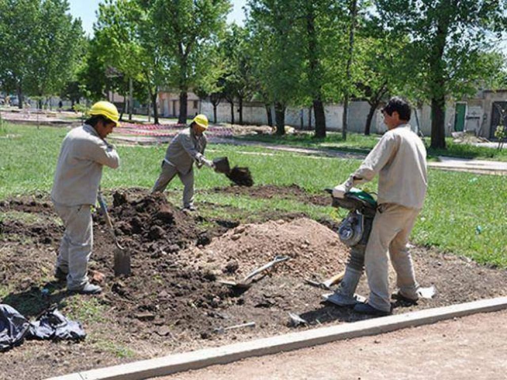 Trabajos de refacci�n en la plaza La Esperanza