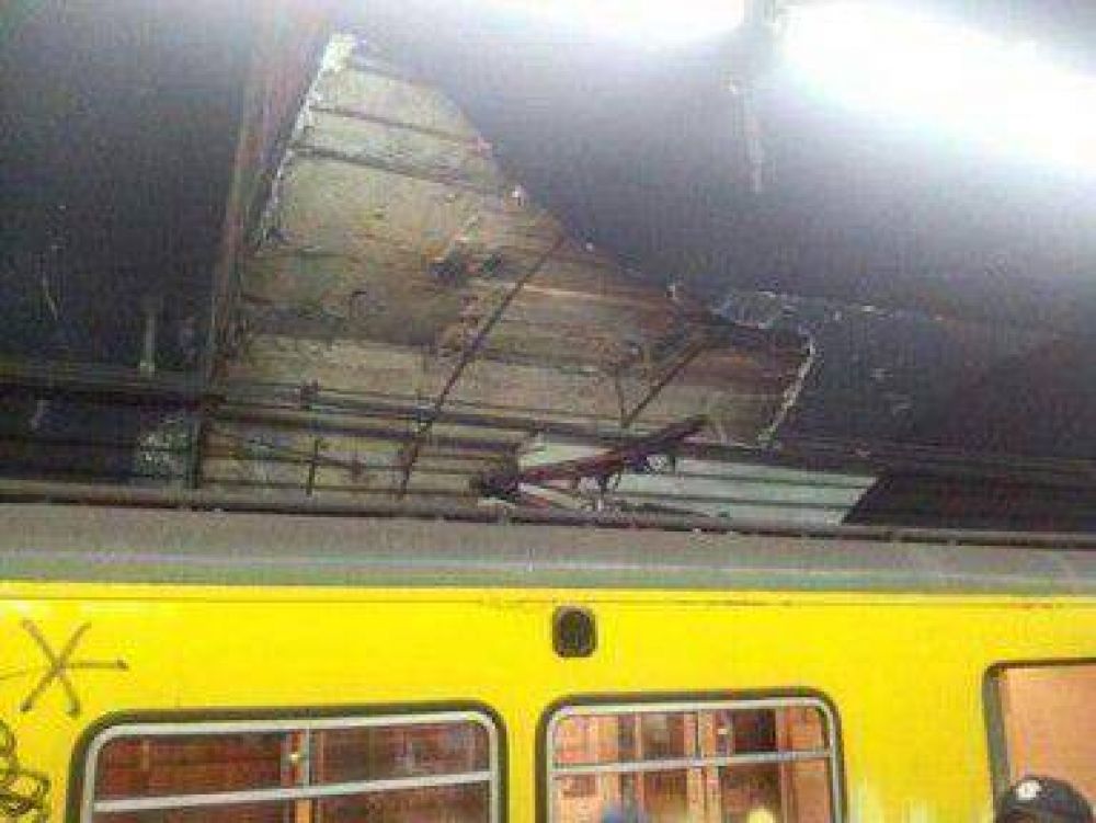 L�nea E: se cay� un pedazo de mamposter�a
