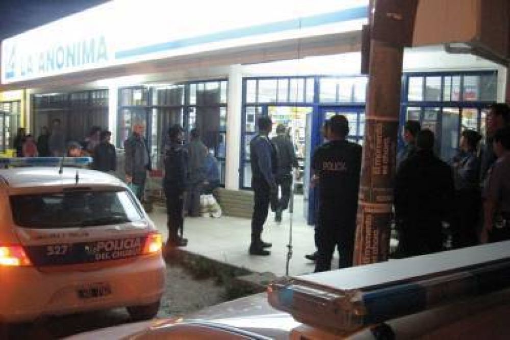 Motochorros asaltan sucursal de supermercado tras reducir a polic�a y vigilador