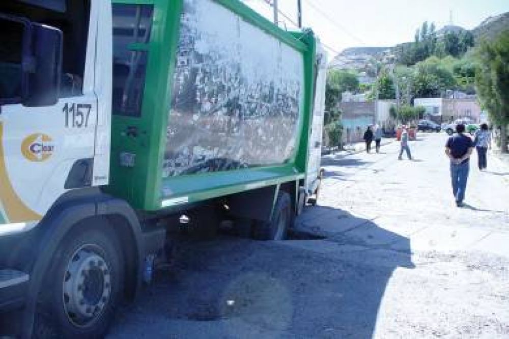 Otro cami�n se hundi� producto de una obra inconclusa en Laprida
