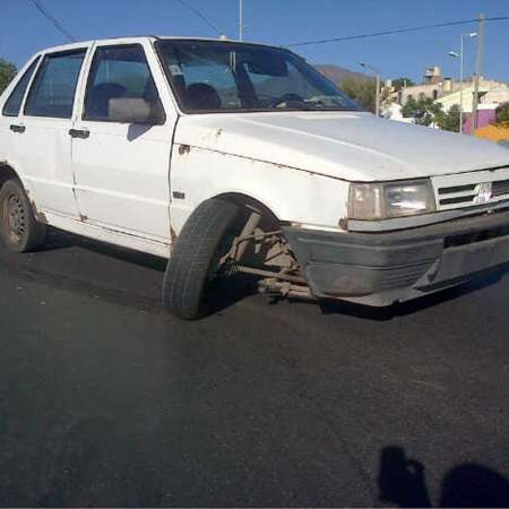 Agarr� un bache y as� le qued� el auto