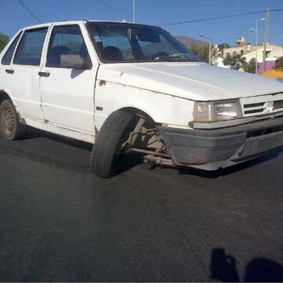 Agarr� un bache y as� le qued� el auto