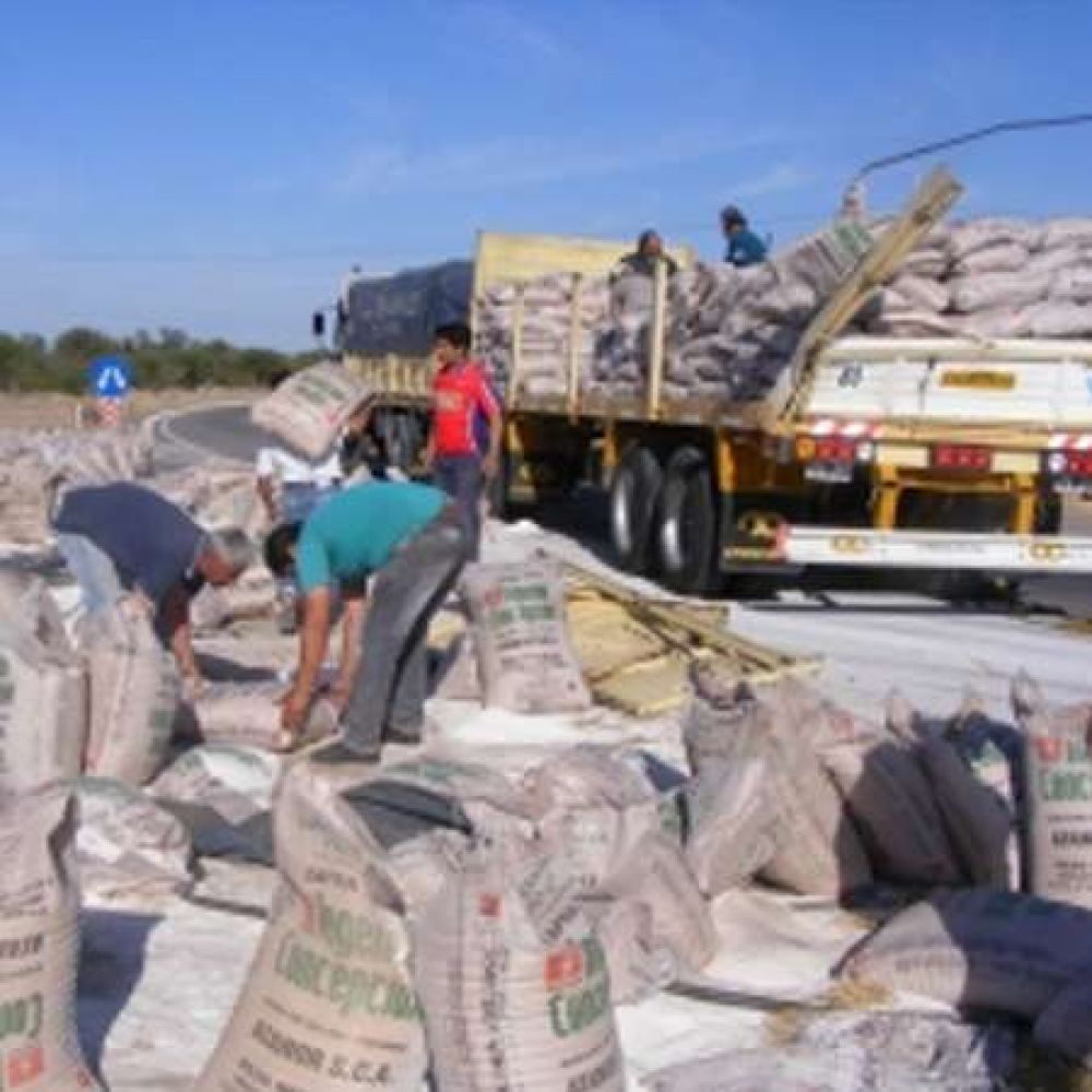 Volc� cami�n con 500 bolsas de az�car en Ruta nacional 79