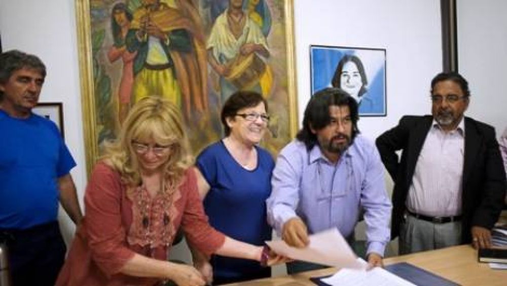 Godoy respondi� a la CTERA: son "paritarias al estilo catamarque�o"