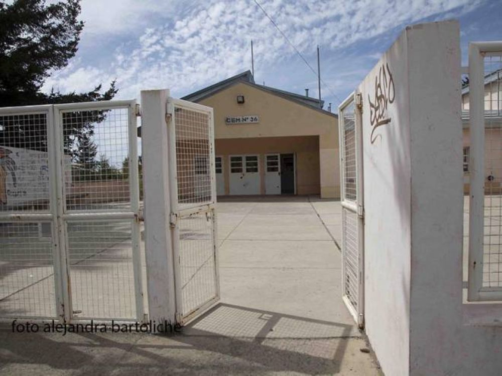 Estudiantes del CEM 36 denuncian acoso de un veh�culo