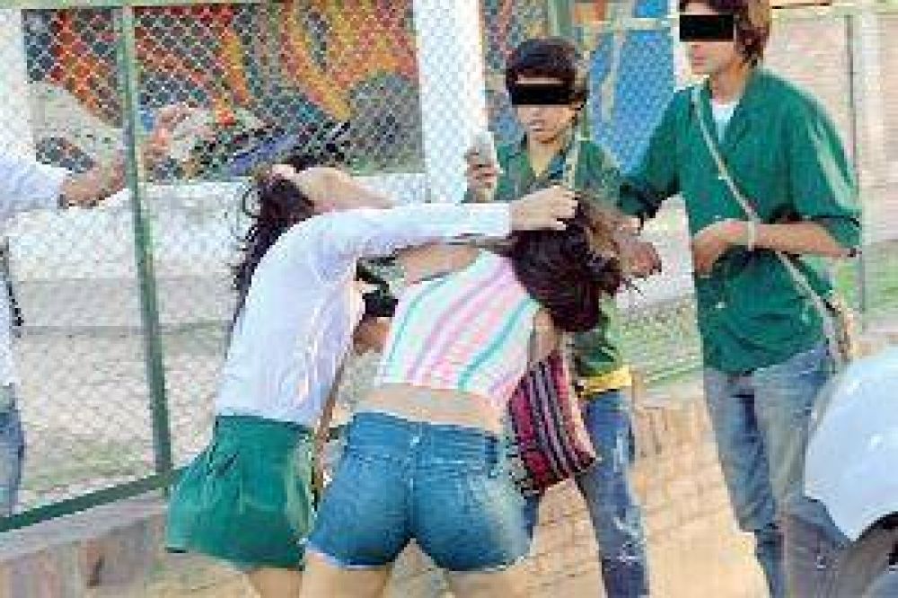 EL LIBERAL fue testigo de una feroz pelea entre dos alumnas de colegio secundario