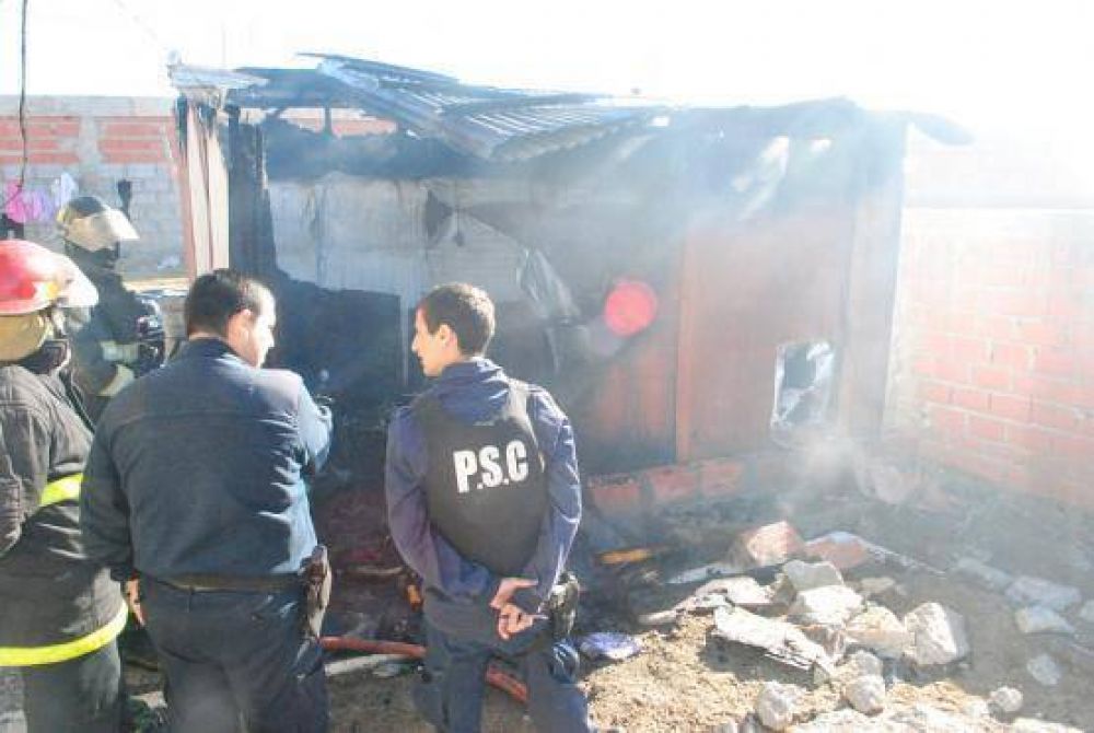 El fuego destruy� una precaria vivienda de madera