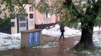 Sorpresiva ca�da de granizo caus� destrozos en 20 barrios