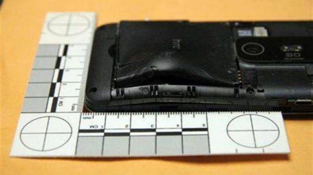 Su celular lo salva del disparo de un delincuente