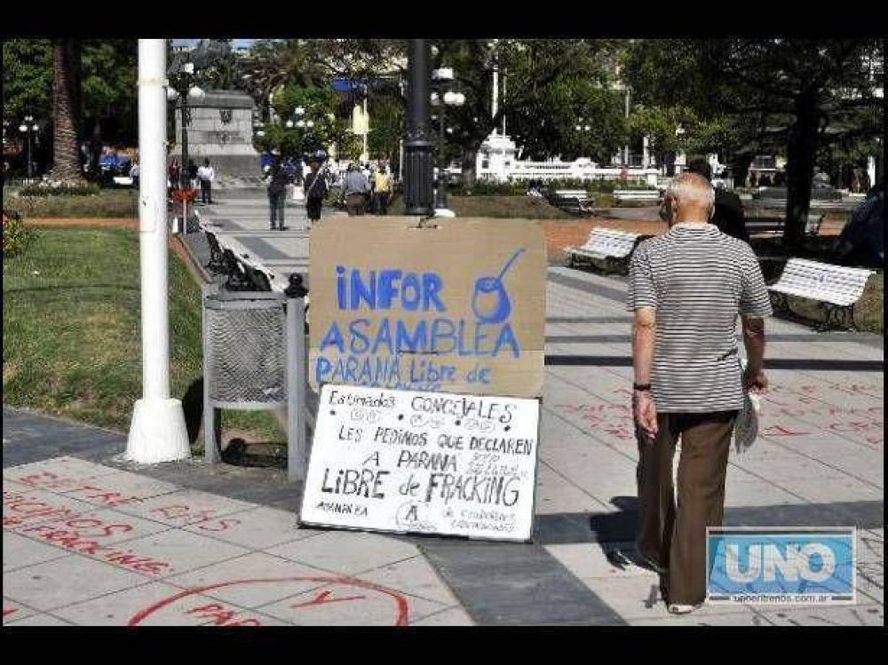 Asamble�stas acampan frente a la municipalidad de Paran� contra el fracking