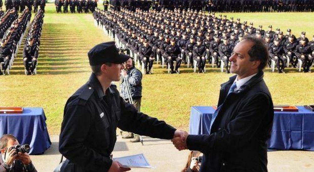 Scioli estudia impulsar un "impuesto especial" para pagar el funcionamiento de la Polic�a bonaerense