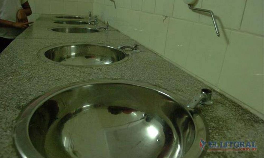 Problemas con el agua, una postal que se repite en escuelas de Capital
