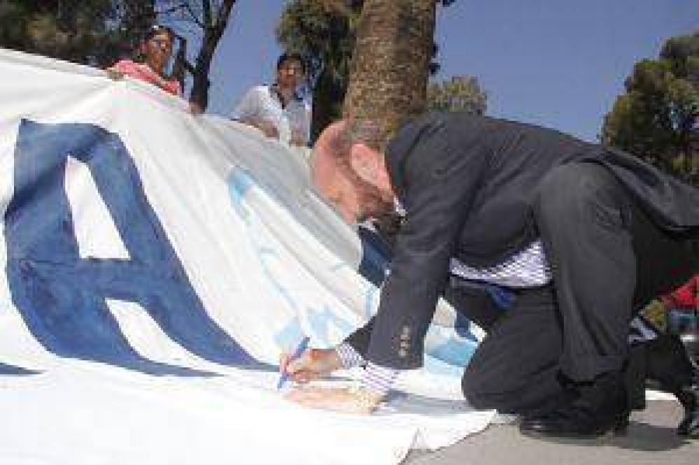 El mensaje un�nime del banderazo K : �Fuerza Flaco!
