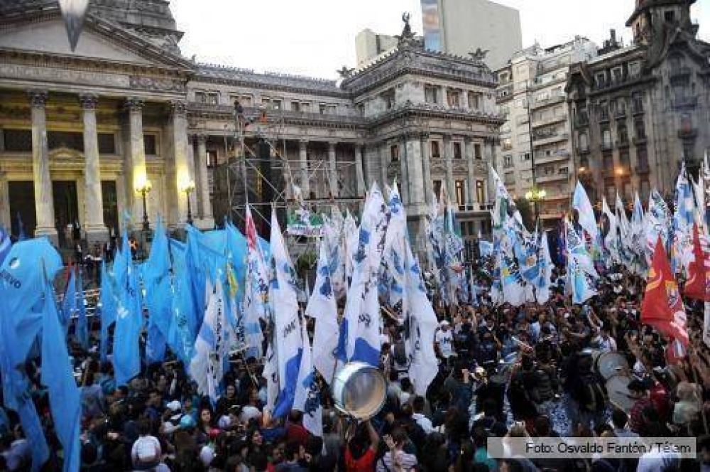 Amplia adhesi�n a la constitucionalidad de la ley de medios, aunque Clar�n insiste en desconocerla