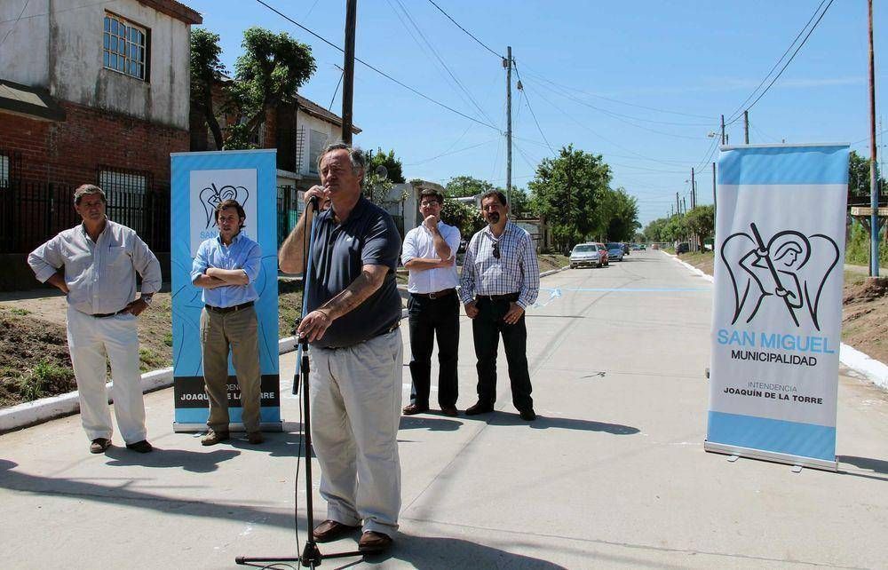 Joaqu�n de la Torre inaugur� un nuevo asfalto en Ciudad Santa Mar�a