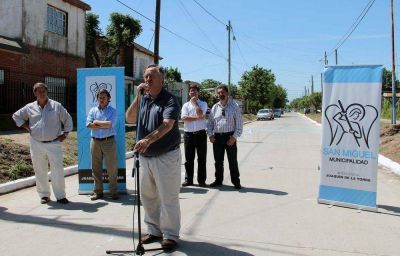 Joaqu�n de la Torre inaugur� un nuevo asfalto en Ciudad Santa Mar�a