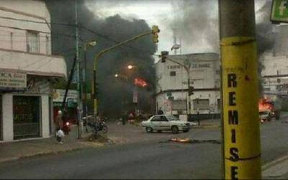 Jos� Le�n Su�rez: Vecinos incendiaron una comisar�a, cuatro autos, un colectivo y treinta motos