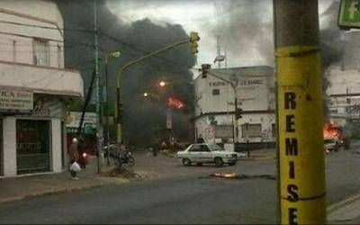 Jos� Le�n Su�rez: Vecinos incendiaron una comisar�a, cuatro autos, un colectivo y treinta motos
