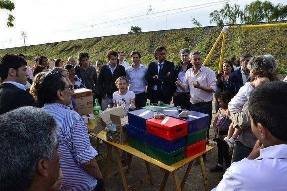 Aparicio y Letcher junto a cooperativistas y vecinos