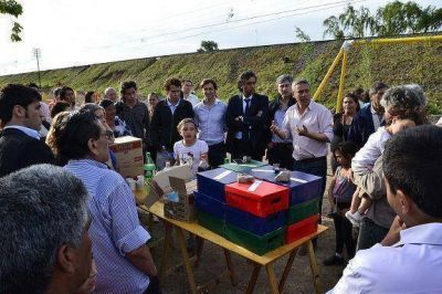 Aparicio y Letcher junto a cooperativistas y vecinos