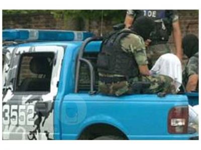 Arrestados, arma de guerra, chalecos antibalas y drogas