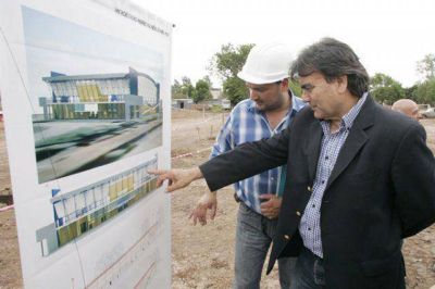 Guti�rrez recorri� la obra del microestadio municipal �N�stor Kirchner� 