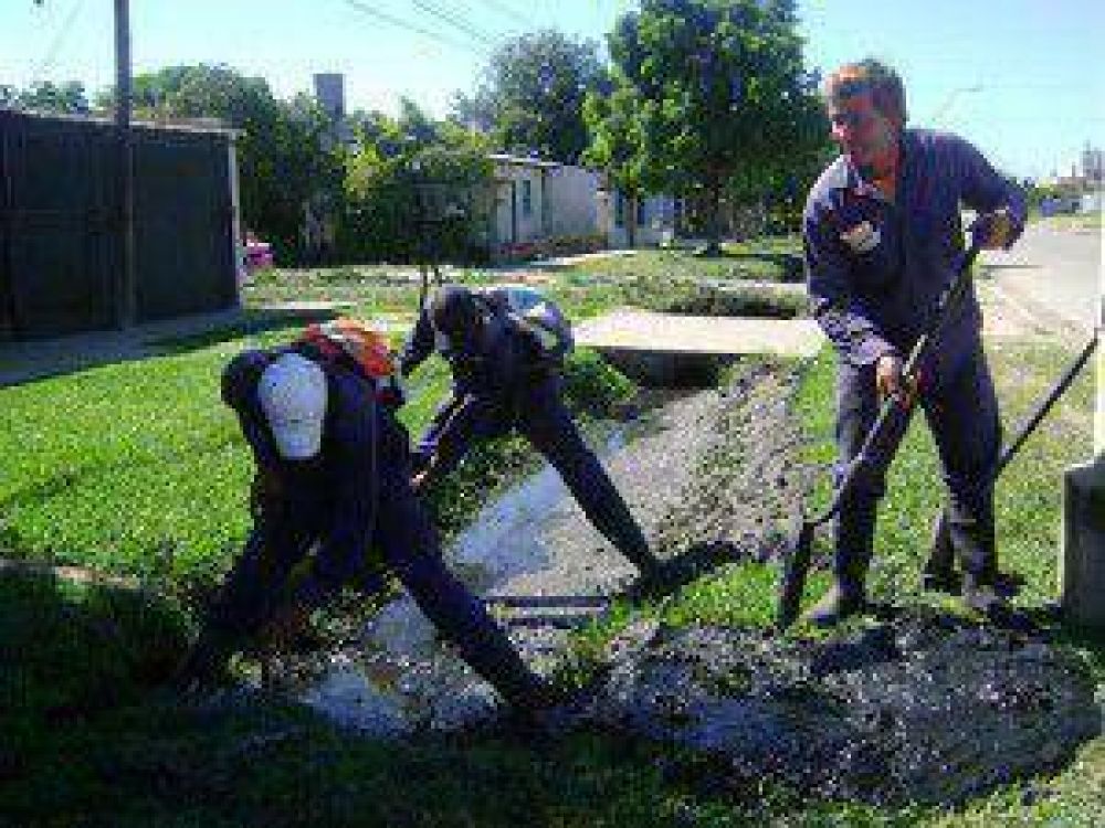 Trabajos integrales y ripio en varios frentes del ejido urbano