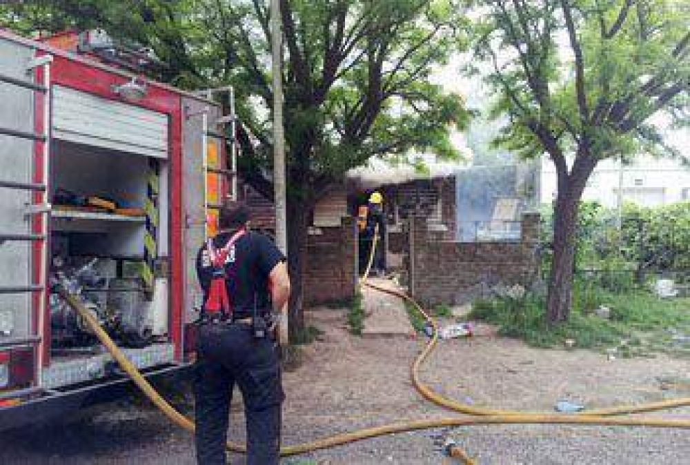 Incendio en una vivienda del barrio Mariano Moreno: las p�rdidas fueron totales