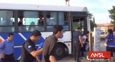 Pasajeros hicieron parar a un colectivo en la Comisar�a 7� porque dos j�venes les robaban a estudiantes