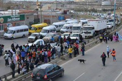 LOS CHICOS CONTINUAN SIN CLASES Y LOS DOCENTES VUELVEN A COPAR LAS RUTAS