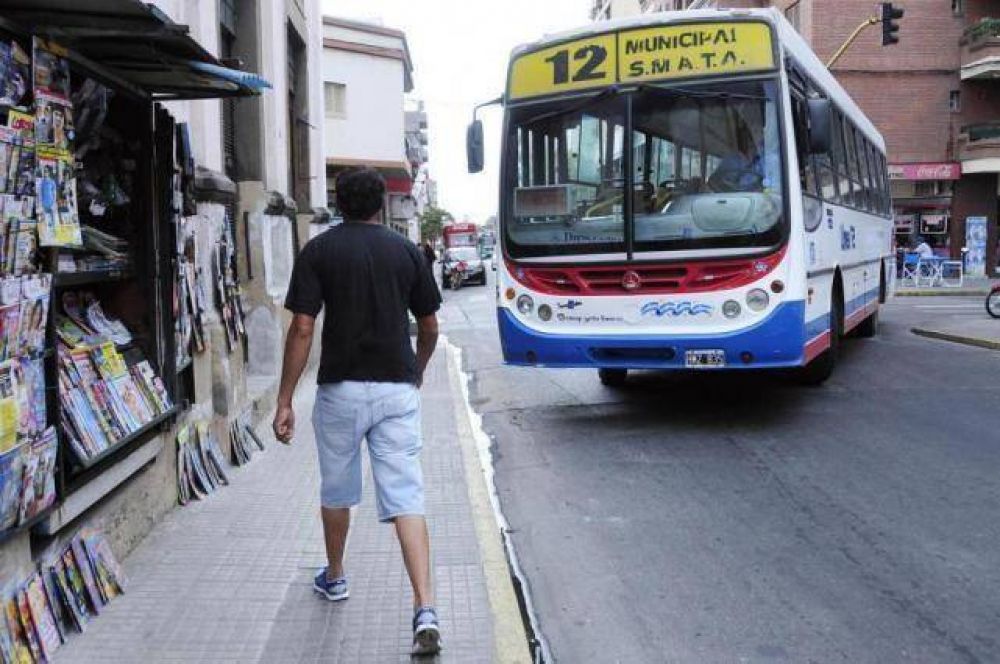 El giro de colectivos torna peligrosa una esquina c�ntrica