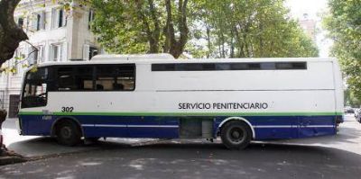 La Plata: Se escaparon dos presos al chocar el cami�n que los trasladaba