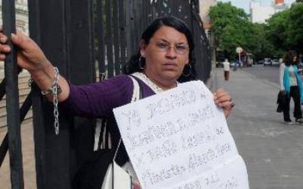 La Plata: Se encaden� a la Gobernaci�n para denunciar usurpaci�n de identidad