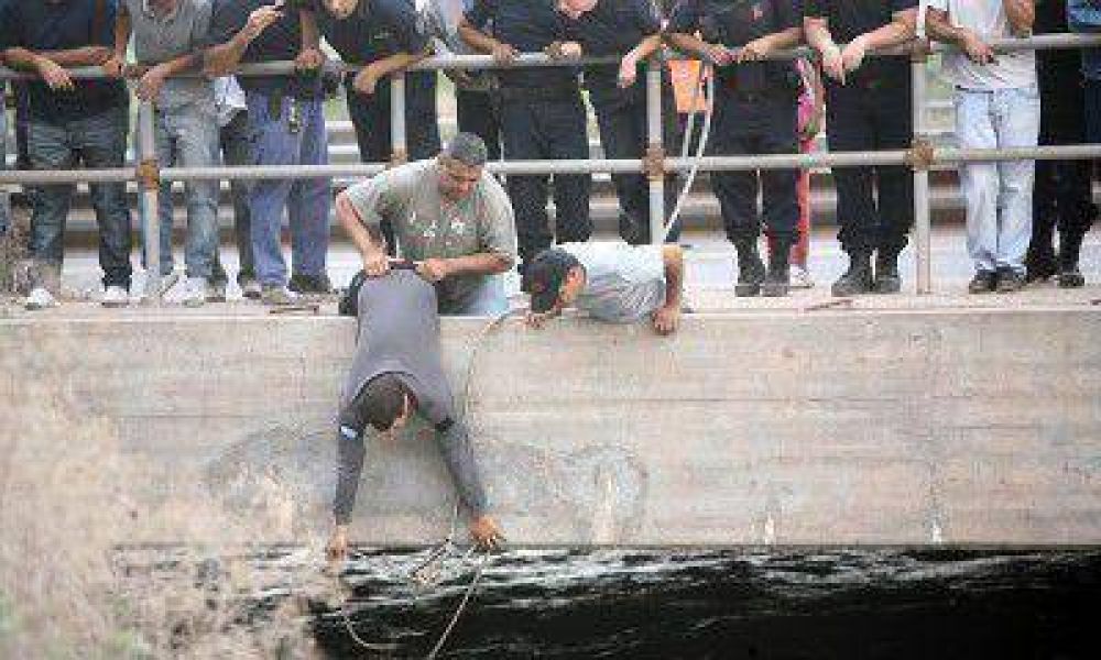 Se cay� un patrullero al canal San Mart�n y confirmaron la muerte de dos polic�as