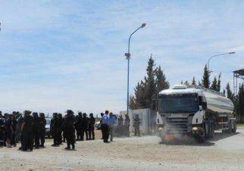 La Polic�a desaloj� un piquete que imped�a el acceso a una refiner�a 