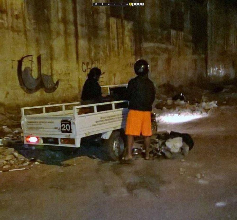 En carros o zootropos siguen tirando basura