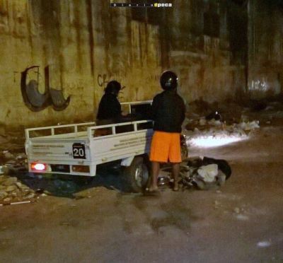 En carros o zootropos siguen tirando basura
