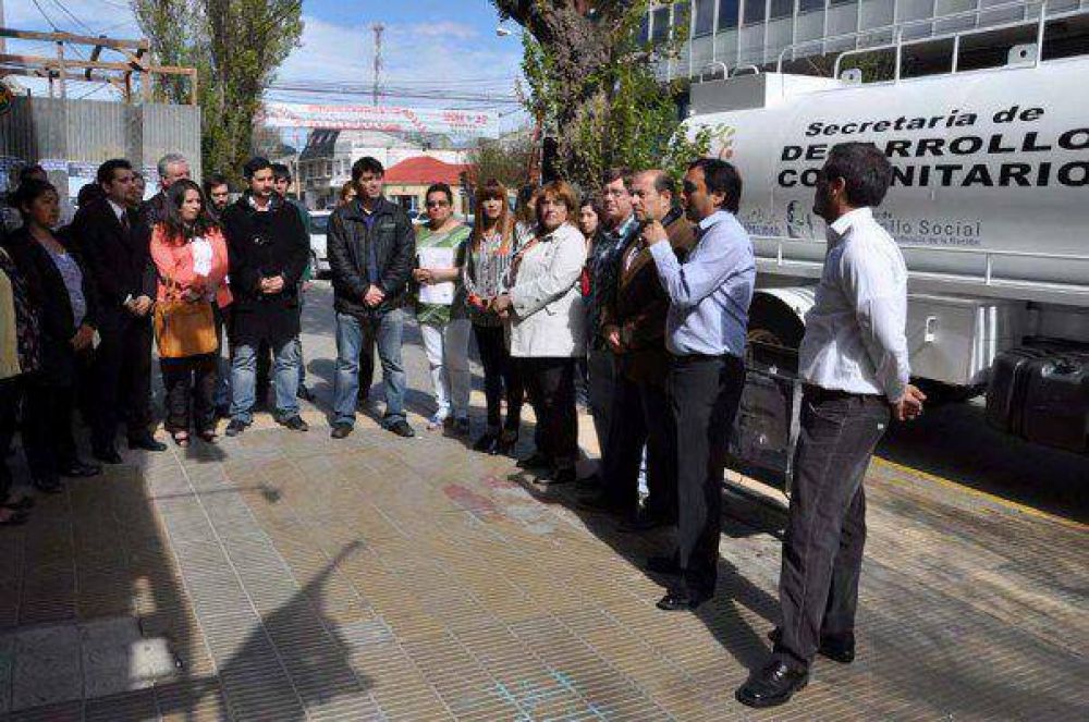 Nuevo cami�n cisterna y cine m�vil para el Municipio