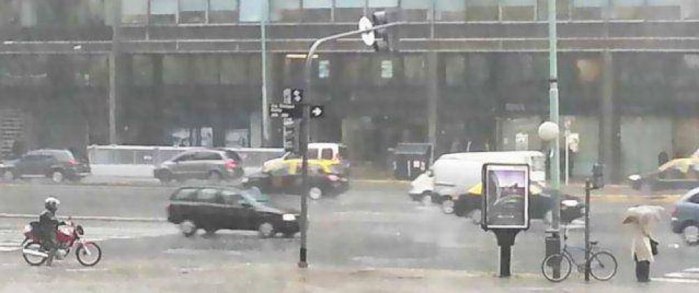 Un muerto en C�rdoba y precauci�n en Buenos Aires por la llegada de una fuerte tormenta