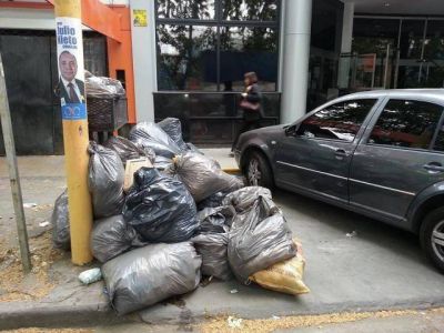 Otra vez basura acumulada en la puerta de ATSA