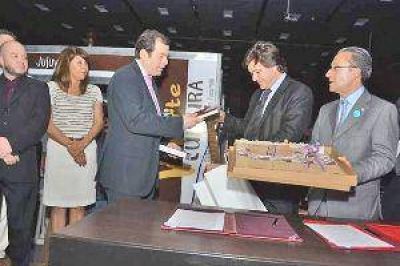 El gobernador encabez� la apertura de la Cuarta Feria Provincial del Libro