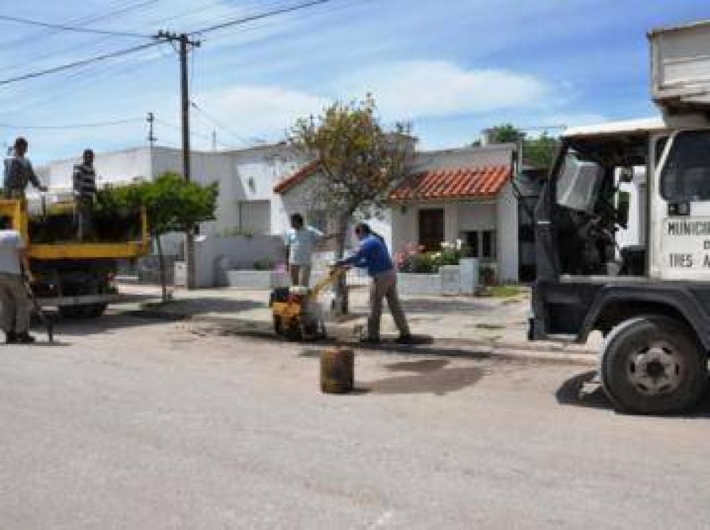 Contin�a la obra de bacheo y cord�n cuneta en los barrios
