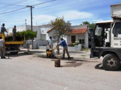 Contin�a la obra de bacheo y cord�n cuneta en los barrios