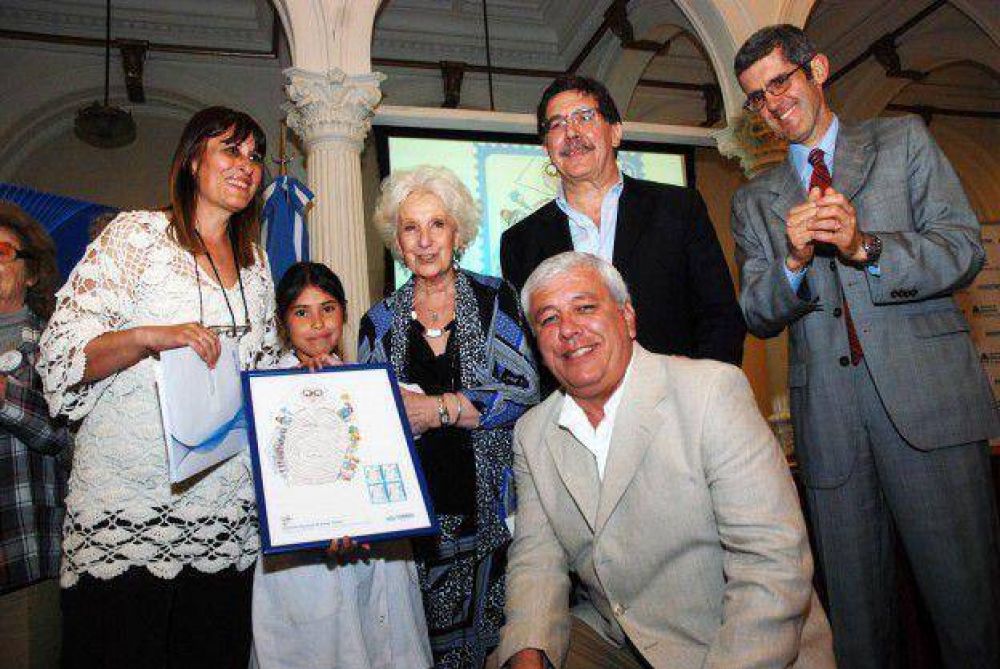 Cosqu�n distingui� a la chica que gan� Certamen de Dibujo