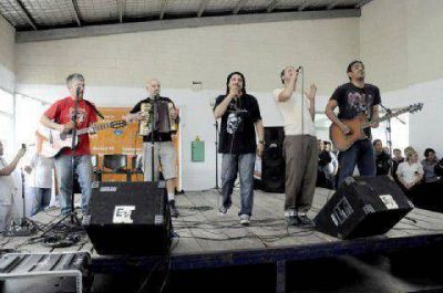 La Bersuit Vergarabat hizo bailar a los internos de la Unidad 43 de La Matanza