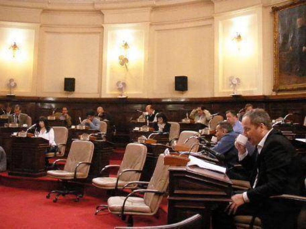 Concejo Deliberante: En media hora, democracia, ley de Medios y un pedido de informe