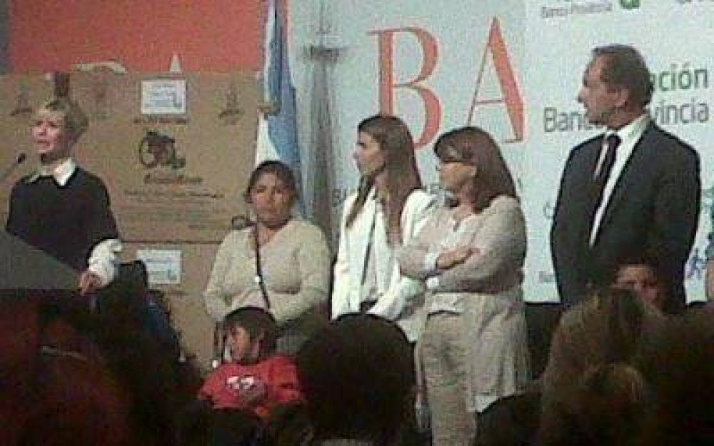 Scioli y Rabolini entregaron 250 sillas de ruedas en La Plata