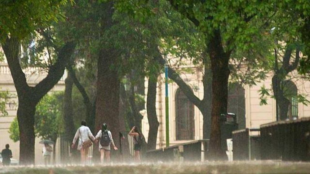Tormentas, granizos y cortes de luz en varias zonas de Tucum�n